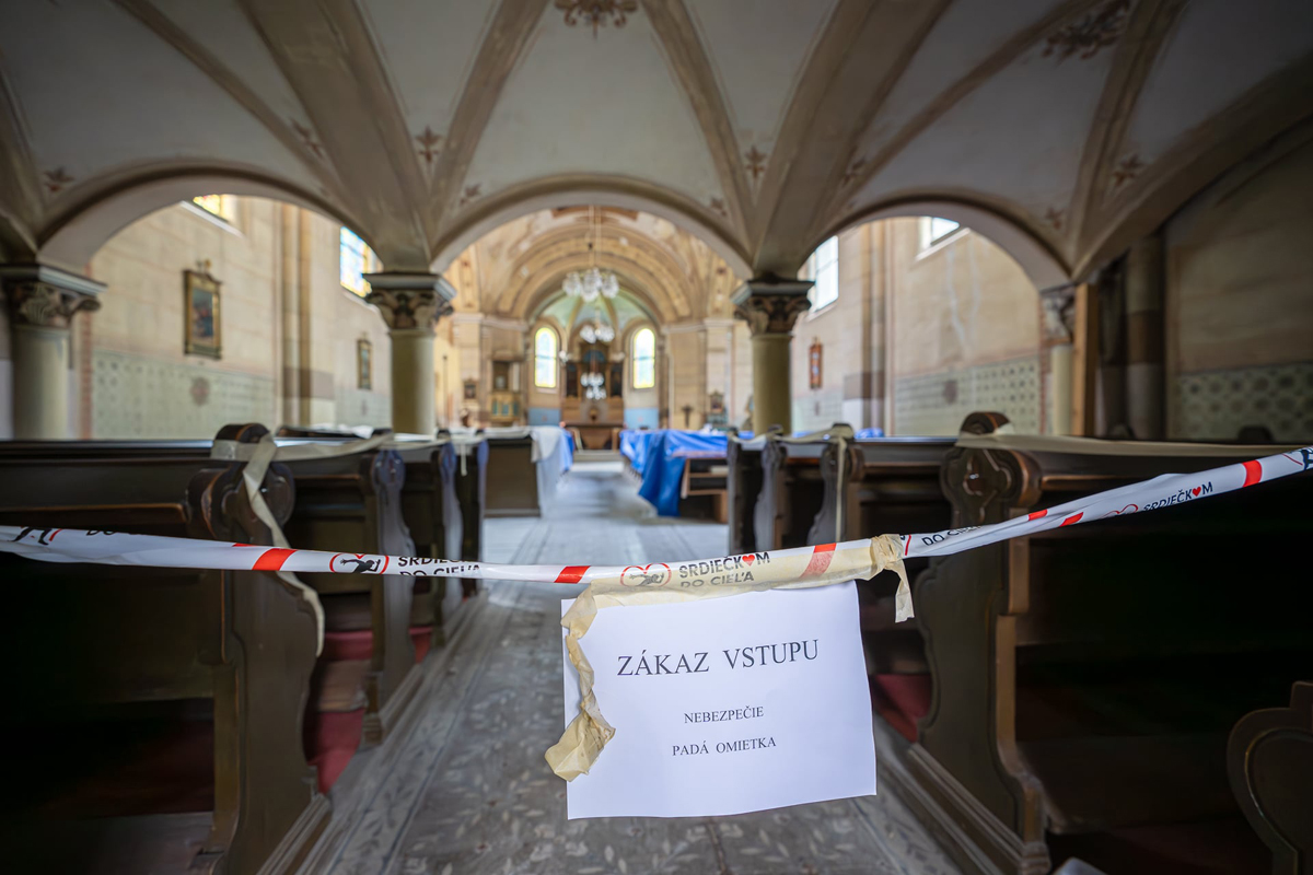 Kostolu v Horných Opatovciach hrozí deštrukcia zo zosuvu pôdy, mesto vyhlásilo havarijný stav 