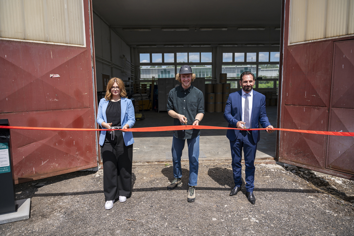 EcoButt sa mení na Reneso: Žiarčan Hugo Repáň otvoril v novej hale recyklačnú linku na cigaretové ohorky