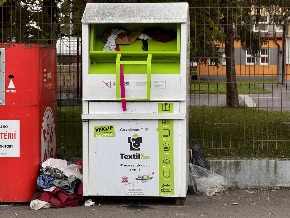 Mesto znížilo nájom pozemkov pod zberové kontajnery na šatstvo