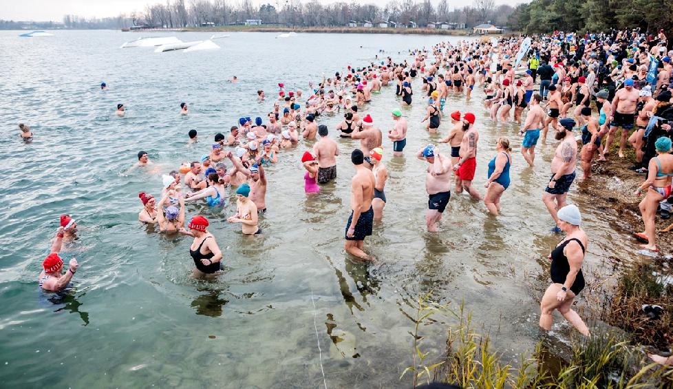 Zlaté Piesky zaplnili stovky otužilcov, medzi nimi aj Žiarčania: Spoločne prekonali rekord v počte otužilcov na jednom mieste